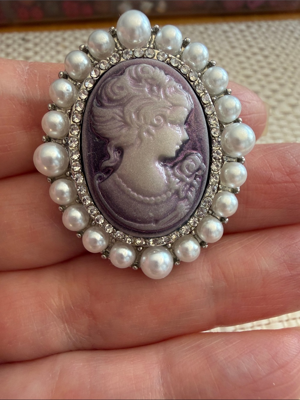 Purple Cameo Pearl & Crystal Brooch - Elegant Women's Jewelry - Picture 1 of 4